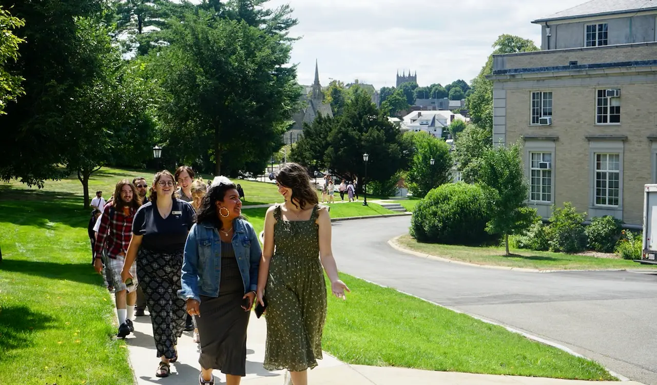 students walking up to Simboli